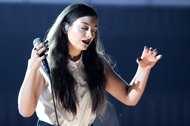 lorde-2-grammys-2014-show-650-430
